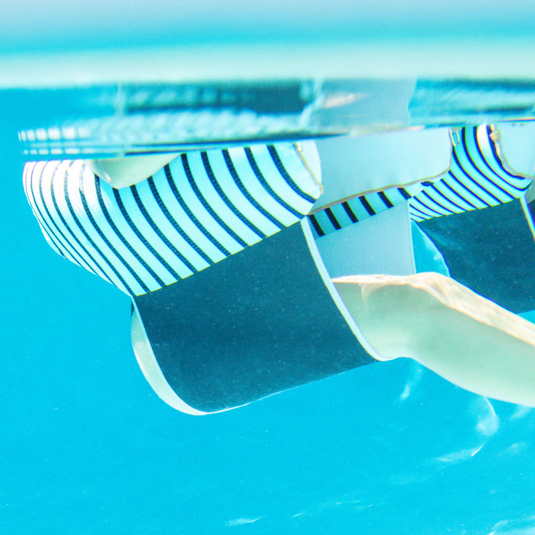 Underwater support #color_black-and-white-cape-stripe