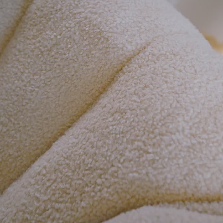 Cloudberry Chair Demo Video #color_icing-teddy-boucle