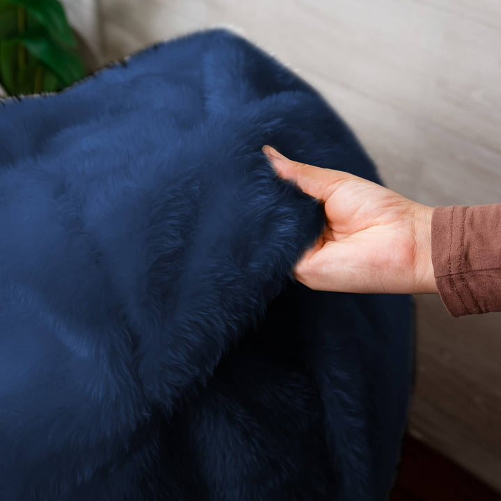 Carry handle in blue #color_navy-short-shag
