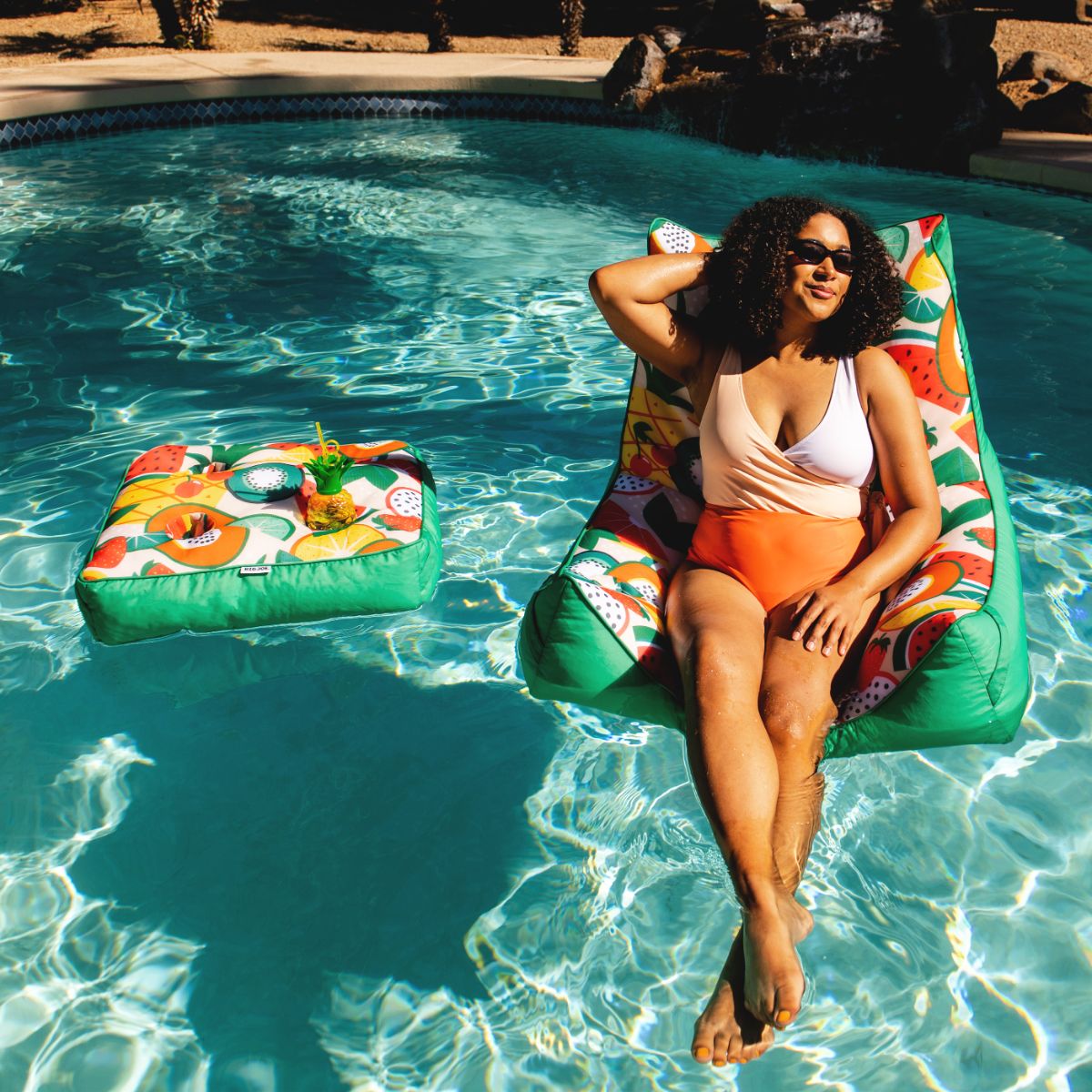 Drink holder for pools
