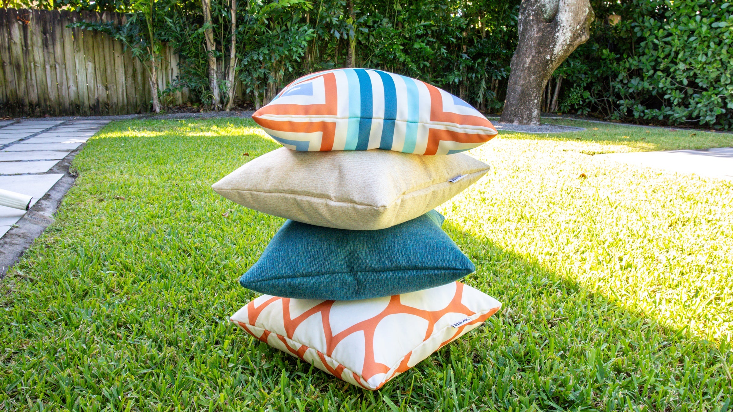 Outdoor accent pillows for outdoor furniture