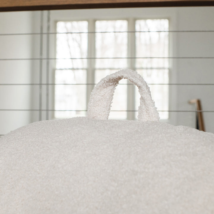 Close-up of a textured white surface with a blurred background #color_icing-teddy-boucle