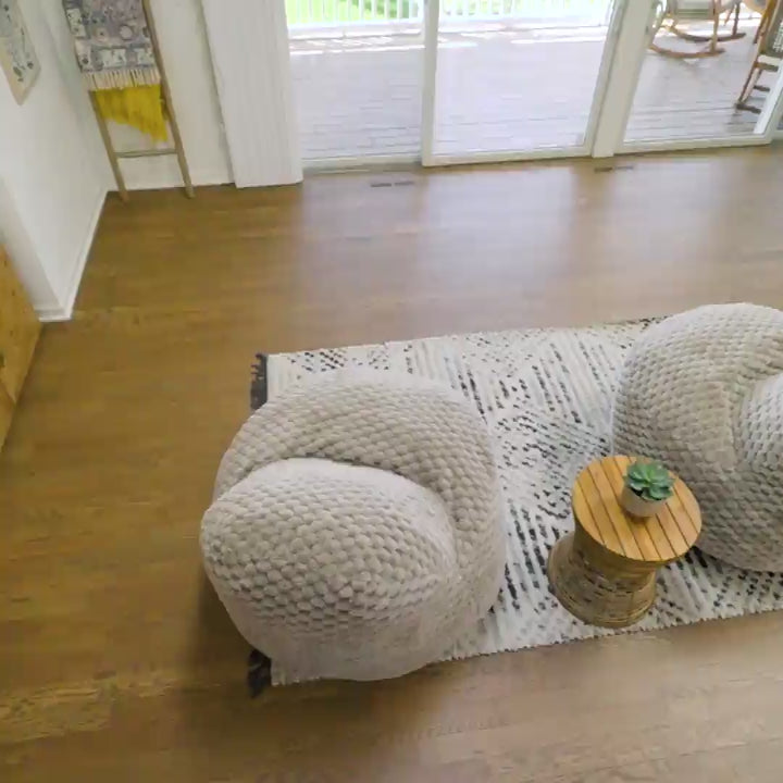 Chilloway Chair Demo Video #color_vanilla-latte-honeycomb-fur