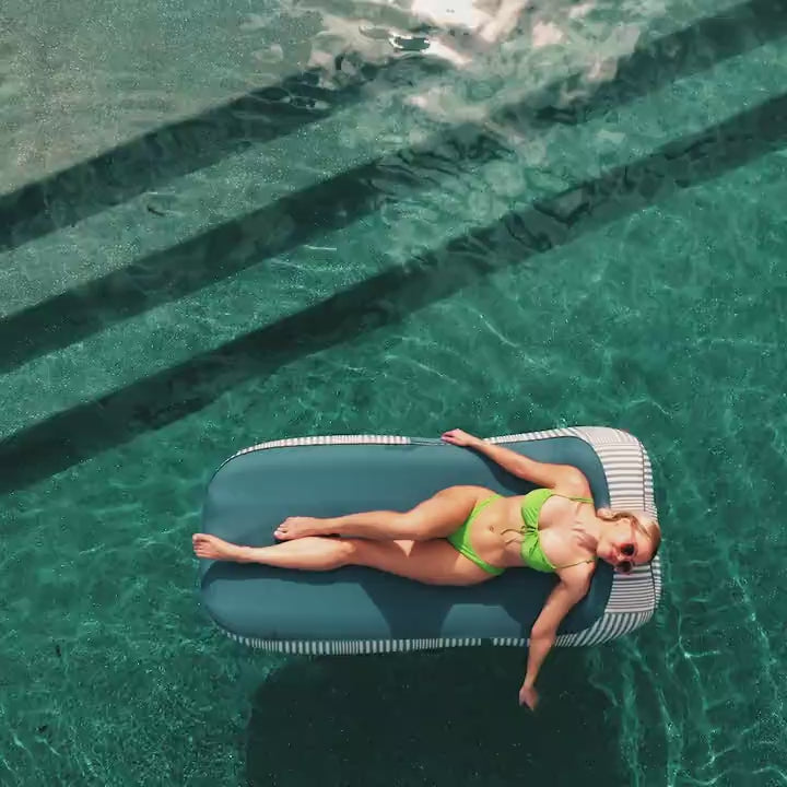 Dryside Chaise Lounger Pool Float #color_weekend-navy-stripe-olefin