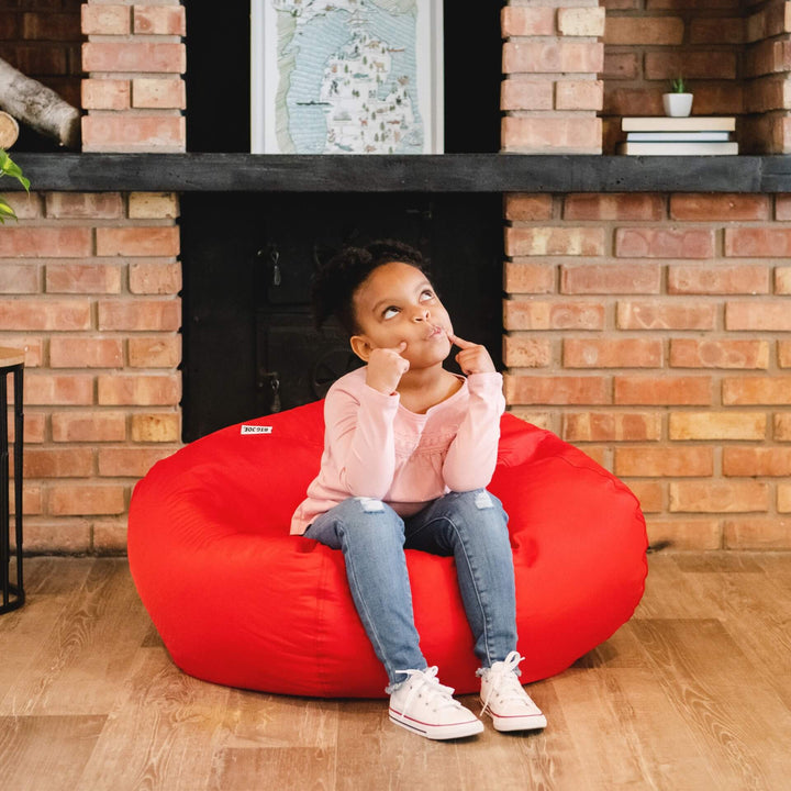 Girl on red beanbag #color_red-smartmax