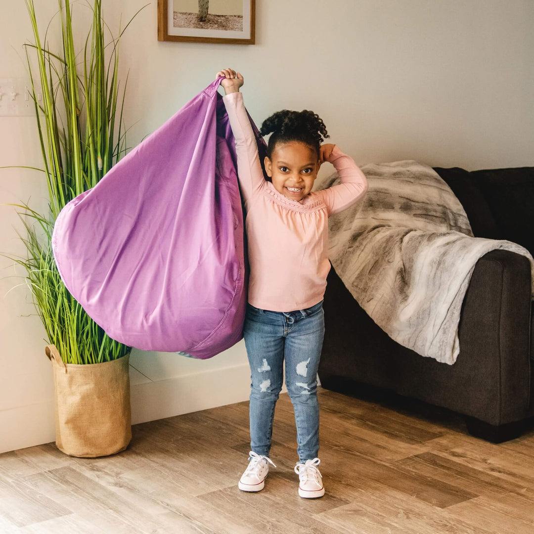 Girl holding classic bean bag #color_radiant-orchid-smartmax