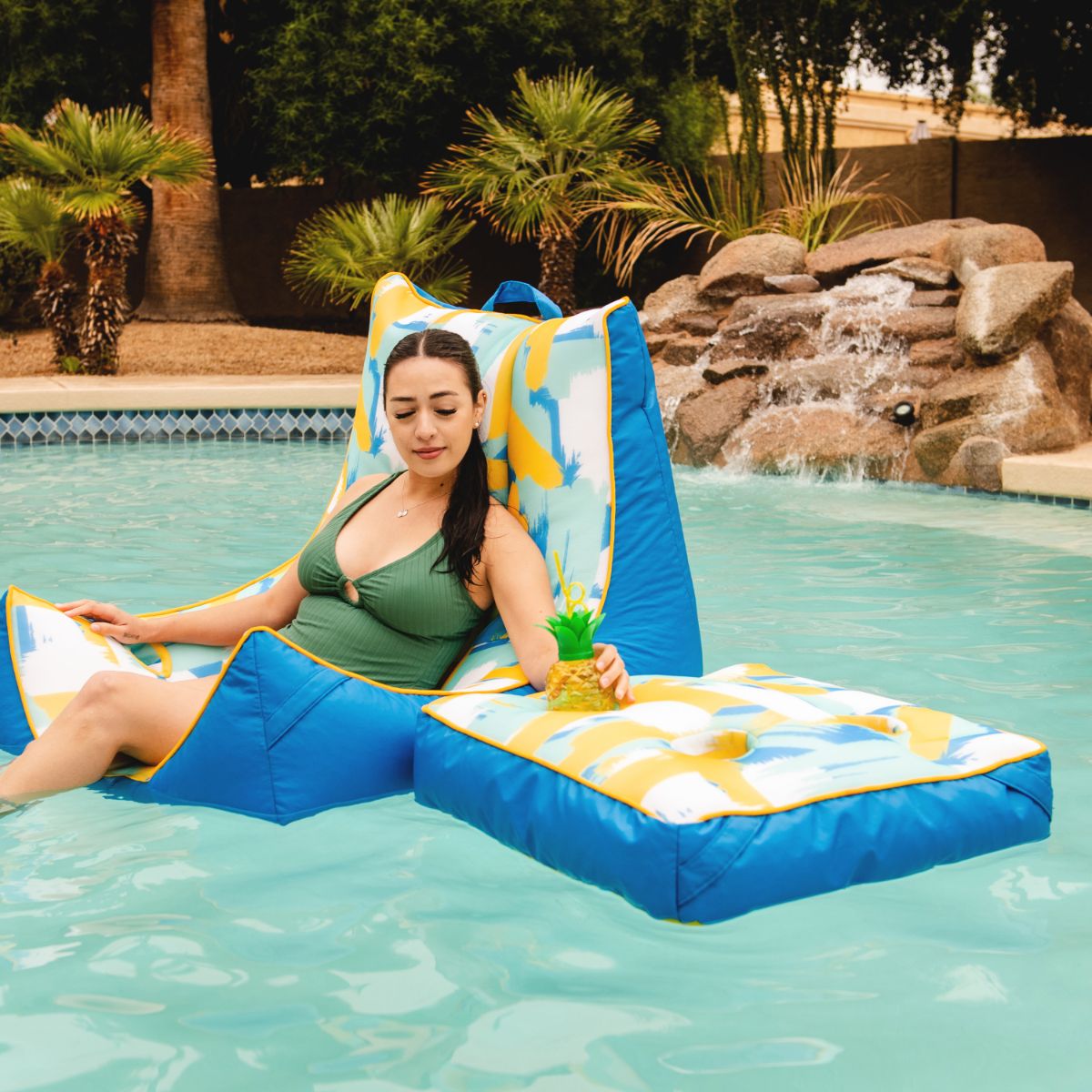 Drink holder for pool floats 